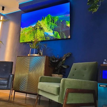 The New Blue Horse Suite At The Grumpy Schnauzer B&B Luxury Private Indoor Hot Tub Breakfast In Bed Airdrie Luaran gambar