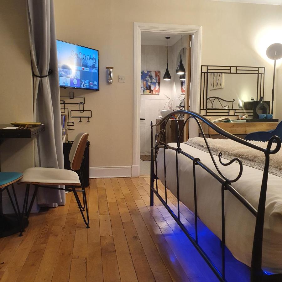 The New Blue Horse Suite At The Grumpy Schnauzer B&B Luxury Private Indoor Hot Tub Breakfast In Bed Airdrie Luaran gambar
