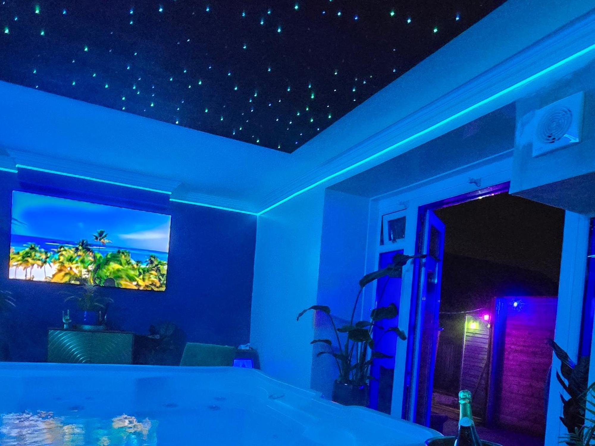 The New Blue Horse Suite At The Grumpy Schnauzer B&B Luxury Private Indoor Hot Tub Breakfast In Bed Airdrie Luaran gambar